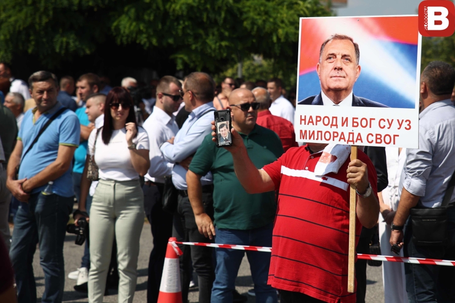 ‘SB’ IN FRONT OF B&H COURT: Dodik’s supporters occupied the court docket, it’s recognized who will testify right now (PHOTO)