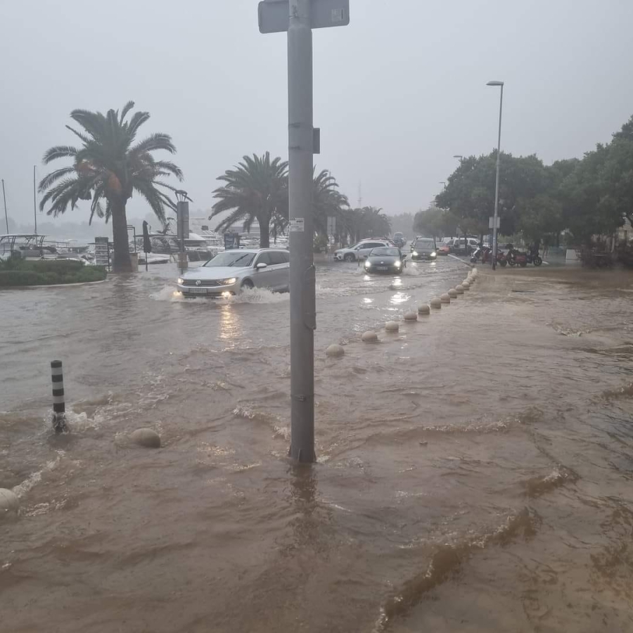 Torrential Downpour Brings Chaos to Dalmatia: Shocking Images of Makarska’s Flooded Streets Revealed