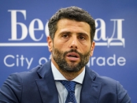 CORAXOV KUTAK: Gradonačetnik, pardon... Gradonačelnik Beograda čisti prašinu sa uniforme...