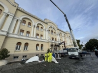 PREDIZBORNE PROVOKACIJE IZ BANJE LUKE: Na zgradu Banskog dvora vraćen dvoglavi orao (VIDEO)