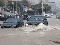APOKALIPTIČNI PROZORI U SUSJEDSTVU: Snažno nevrijeme pogodilo primorske gradove, kiša je padala bez prestanka, ulice podsjećaju na riječna korita, potopljeni automobili.... (FOTO, VIDEO)