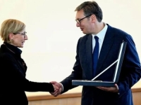ISPUNIO OBEĆANJE: Vučić odlikovao ambasadoricu Mađarske pri UN zbog protivljenja Rezoluciji o Srebrenici