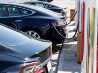 VELIKI PROBLEM AUTOINDUSTRIJE: Zašto tako malo ljudi kupuje električne automobile?