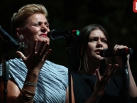 'SB' NA POZORIŠNOM TRGU SUSAN SONTAG: U sklopu programa 'Kultura na ulice' održan koncert 'Glumci pjevaju hitove', pogledajte dio atmosfere (FOTO)