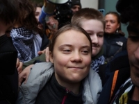 POLICIJA PRIVELA GRUPU AKTIVISTA: Greta Thunberg uhapšena na protestu protiv rata u Gazi