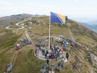SKINUTA ZASTAVA BIH SA VRHA JAHORINE KOJI PRIPADA FBiH, ELEK PORUČIO: 'Ovdje se neće vijoriti nijedna zastava, osim zastave RS' (VIDEO)
