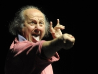 DUHOVITO I FILOZOFSKI: Zijah Sokolović sa predstavom ''Lijevo Desno Glumac'' ponovo na Teatarskoj sceni Jelićeve