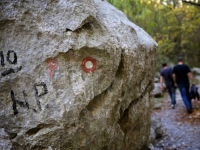 ALARMANTNO I OPASNO: Na omiškoj Dinari otkrivene lažne planinarske oznake koje planinare vode – u provalije?