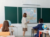 KO KOGA PRAVI LUDIM: U udžbeniku u Srbiji stavili fotografiju Charlijea Chaplina umjesto Hitlera