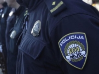 UHAPSILE GA KOLEGE: Policajac osumnjičen za krađu službenog pištolja, automatske puške i pljačku trgovine