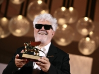 VENECIJANSKI FILMSKI FESTIVAL: Prvi Almodovarov film na engleskom jeziku osvojio Zlatnog lava