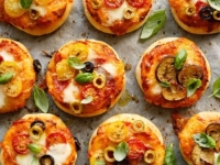 JEDNOSTAVAN RECEPT ZA PIZZETE SA AJVAROM: Svaki kružić premažite tanjim slojem...