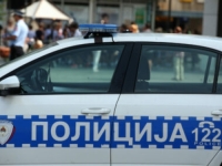 BAČENA BOMBA U DVORIŠTE NA SOKOCU: Policijski službenici tragaju za osumnjičenim kojeg terete za...
