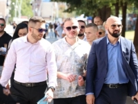 SNAGA NARODA KRENULA U KAMPANJU: Ramo Isak sa sinovima i članovima stranke prošetao Zenicom, građanima predstavili planove