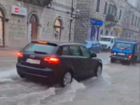 VELIKO NEVRIJEME ZAHVATILO TREBINJE: Ogromne količine kiše izazvale su potop na ulicama tog grada, a na pojedinim...