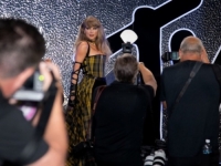 NJEZINA VEČER: Taylor Swift dominirala na dodjeli muzičkih nagrada u glamuroznom izdanju (FOTO)