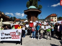 'SB' NA PROTESTIMA MLADIH U CENTRU SARAJEVA: Njihova poruka je jednostavna - 'Ima para kad se ne krade!' (FOTO)