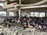 UNIŠTENA TOKOM BROJNIH IZRAELSKIH NAPADA: Palestinci na ruševinama džamije u Gazi klanjali džuma-namaz