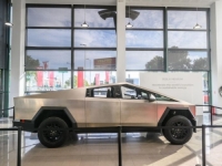 MUSKOVO 'ČUDOVIŠTE' OD TRI TONE:  Cybertruck stigao u Zagreb (FOTO)