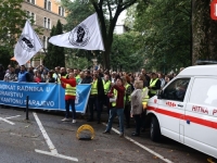 'SB' NA PROTESTIMA: Radnici u zdravstvu KS na protestima ispred zgrade Vlade (FOTO)
