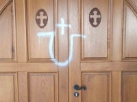 POSTAVLJANJE HRVATSKE ZASTAVE IZAZVALO NESPORAZUM: Ustaški simboli iscrtani na pravoslavnoj crkvi u susjedstvu