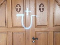 NOVA PROVOKACIJA U HRVATSKOJ: Ustaški simboli iscrtani na pravoslavnoj crkvi u Petrinji