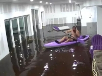 NEVJEROVATNE SCENE NAKON URAGANA SA FLORIDE: Muškarac veslao u kajaku kroz dnevni boravak (VIDEO)