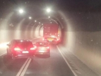 TEŠKA SAOBRAĆAJNA NESREĆA U TUNELU VRANDUK: U strahovitom sudaru kamiona i Mercedesa poginuo muškarac