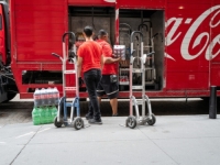 ŠTA SE DEŠAVA AMERIČKOM GIGANTU: Coca-Cola zatvara punionicu, logističke centre i otpušta...