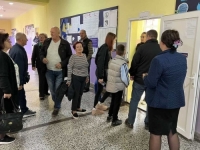 KAŠNJENJA NA BIRAČKIM MJESTIMA U TUZLI: Razlozi su - upotreba skenera i pregledi policije