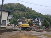 VIŠE OD STOTINU GRAĐANA NA ULICAMA KREŠEVA: Veliki dio puta uništen, na terenu i bageri...