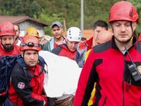 EMOTIVNI PRIZORI U DONJOJ JABLANICI: Pripadnici GSS-a izvlače tijelo osobe stradale u poplavi