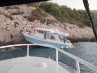 NESREĆA U DALMACIJI: Brod udario o hrid kod Splita, ima povrijeđenih