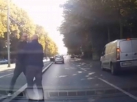 UZNEMIRUJUĆI VIDEO IZ BEOGRADA: Mladić se brutalno iživljavao nad nemoćnim starcem (VIDEO)