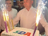 GOTOVO JE I U FOJNICI: Kandidat SDA s tortom proslavio pobjedu!