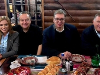 VUČIĆ OBJAVIO FOTOGRAFIJU 'VISINSKIH PRIPREMA: 'Milica, Mile, Ivica i ja...'