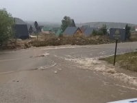 ODSJEČENO VIŠE MJESTA U JUGOISTOČNOM SUSJEDSTVU: Poplave u Crnoj Gori, voda u Podgorici...