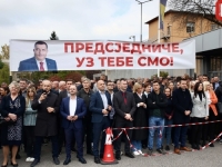I LJEKARI UKC-a RS: Veliki broj Dodikovih pristalica pred Sudom BiH (FOTO)