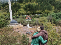 BOLNI PRIZORI NAKON POPLAVA: Brat i sestra gledaju uništeni dom, još ne znaju gdje im je otac...