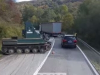 NEZGODA NA MAGISTRALNOM PUTU M18: Oklopno vozilo Oružanih snaga palo sa kamiona na cestu (VIDEO)