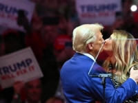 KAO DA SE NI U PUTU NISU SRELI: Nezgrapni poljubac Melanije i Donalda Trumpa izazvao buru reakcija na društvenim mrežama (VIDEO)