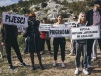 MOSTARCI IZAŠLI NA PROTESTE: 'Ne želimo gradilište iznad svojih kuća, da nam se desi Jablanica'