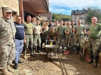 NE ŠTEDE VLASTITE ŽIVOTE: Pripadnici Oružanih snaga BiH osmi dan bez pauze pomažu unesrećenima u poplavama