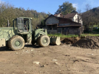 POMOĆ UGROŽENOM STANOVNIŠTVU: Pripadnici OS BiH i dalje vrijedno rade na uklanjanju posljedica poplava