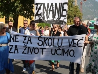 VLADA HNK BEZ SLUHA: Prosvjetni radnici protestvovali na mostarskim ulicama
