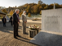 ODALI POČAST ŽRTVAMA GENOCIDA:  Ambasadori Rayes i Murphy u Srebrenici, snažna podrška SAD-a očuvanju kulture sjećanja (FOTO)
