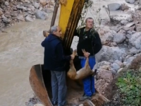 HUMANI ČIN: Radnici kod Buturović Polja iz korita rijeke spasili srnu (VIDEO)