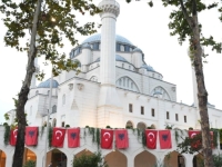 VIHORE SE TURSKO-ALBANSKE ZASTAVE: Erdogan danas otvara najveću džamiju na Balkanu