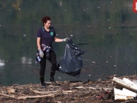 NASTAVLJENO ČIŠĆENJE OBALA JABLANIČKOG JEZERA: Volonteri su raspoređeni na tri lokacije - Ostrožac, Paprasko na plaži Pea i... (FOTO)