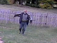 SA PUŠKOM NA RAMENU UŠAO U DVORIŠTE, A ZATIM...: Objavljen šokantan snimak Bjelopoljca osumnjičenog za dvostruko ubistvo (VIDEO)